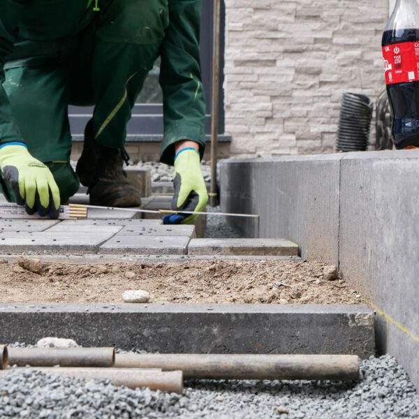Pflasterarbeiten in einem Innenhof in Haaren