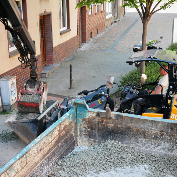 Erneuerung des Bodenbelags im Innenhof eines Mehrfamilienhauses