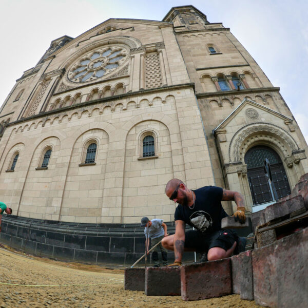 Pflasterarbeiten am Vorplatz der Herz-Jesu-Kirche im Frankenberger Viertel