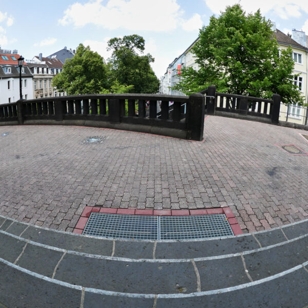 Erneuerung von  400 m² Pflaster und Anlage von Einfassungen für spätere Baumpflanzungen