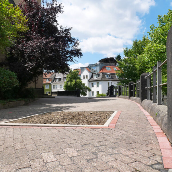 Erneuerung von  400 m² Pflaster und Anlage von Einfassungen für spätere Baumpflanzungen