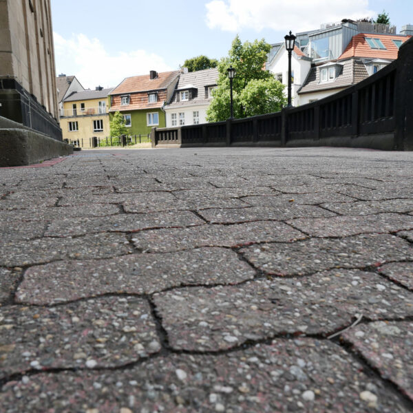 Erneuerung von  400 m² Pflaster und Anlage von Einfassungen für spätere Baumpflanzungen