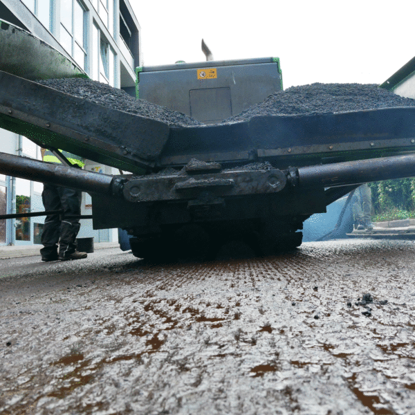 Erneuerung der Fahrbahndecke und Wiederherstellung der Gehwege