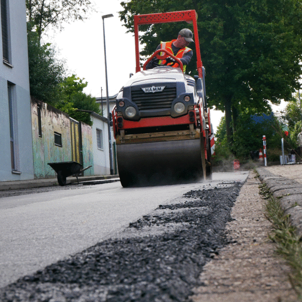 Erneuerung der Fahrbahndecke und Wiederherstellung der Gehwege
