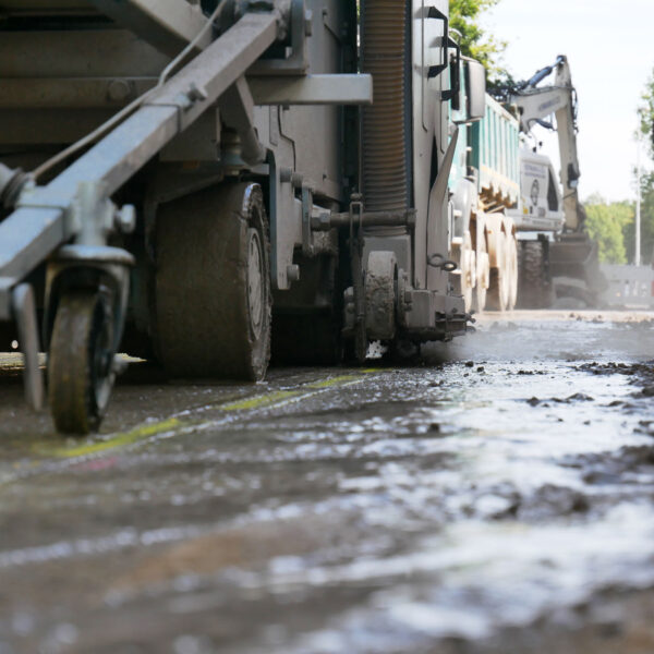 Asphaltarbeiten inklusive der vorbereitenden Asphaltschneidearbeiten am Blücherplatz wurden abgeschlossen.