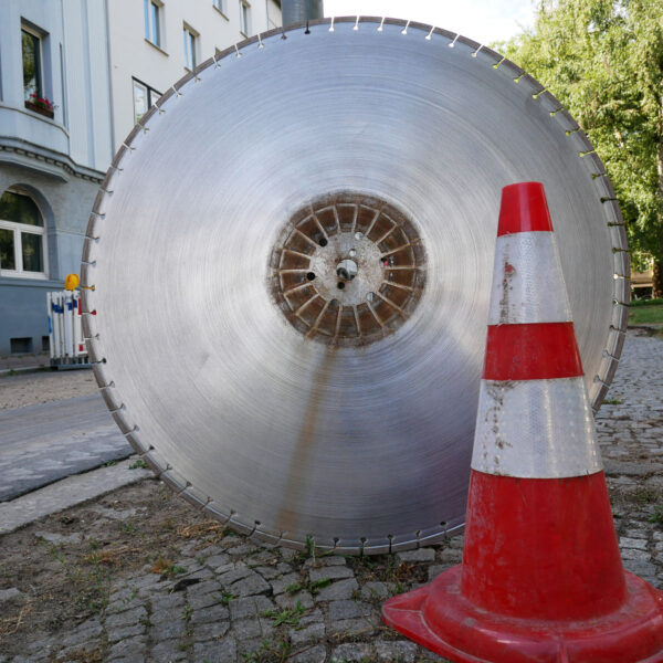 Asphaltarbeiten inklusive der vorbereitenden Asphaltschneidearbeiten am Blücherplatz wurden abgeschlossen.