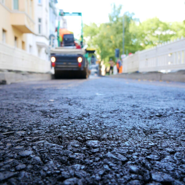 Asphaltarbeiten inklusive der vorbereitenden Asphaltschneidearbeiten am Blücherplatz wurden abgeschlossen.