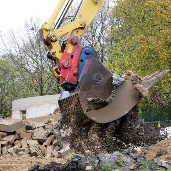 Rückbau der Pflasterflächen und Erdarbeiten