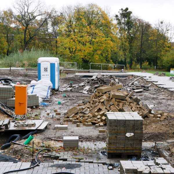 Rückbau der Pflasterflächen und Erdarbeiten