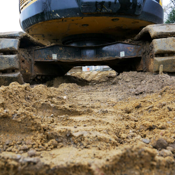 Rückbau der Pflasterflächen und Erdarbeiten