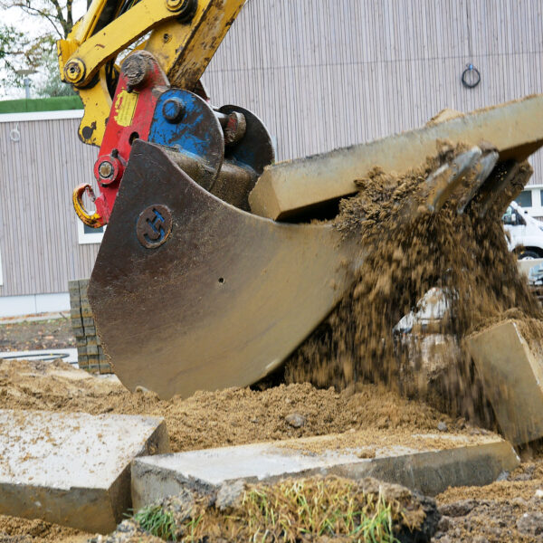 Rückbau der Pflasterflächen und Erdarbeiten