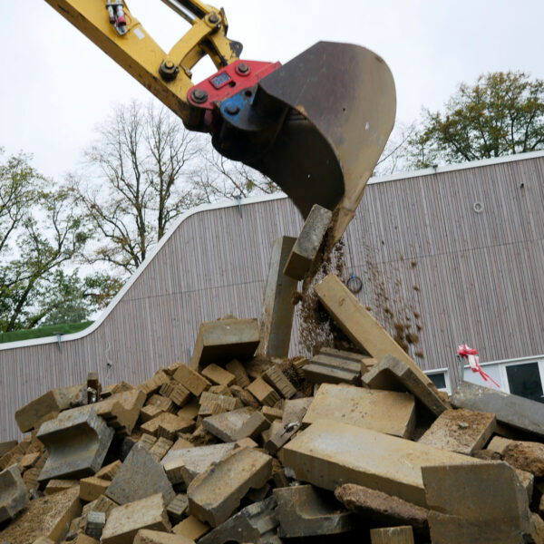 Rückbau der Pflasterflächen und Erdarbeiten