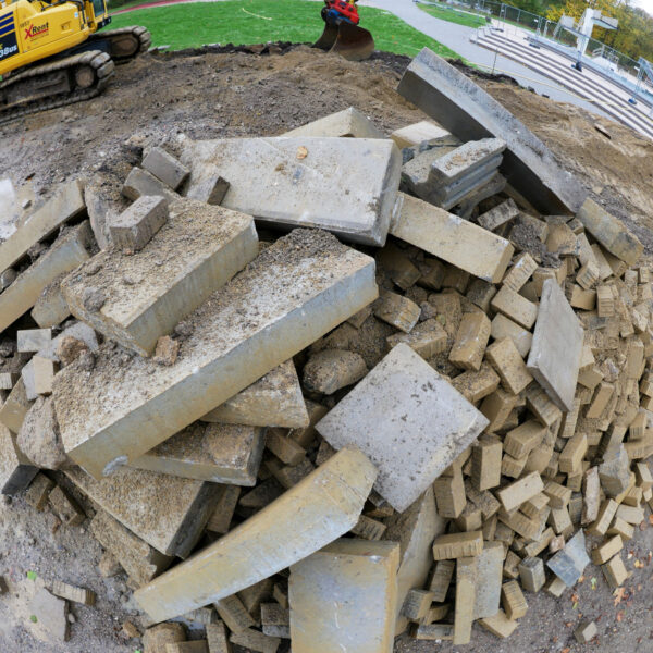 Rückbau der Pflasterflächen und Erdarbeiten