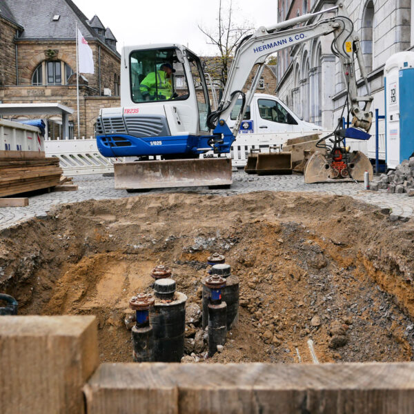 Erdarbeiten, um Sanierung einer Fernwärmeleitung zu ermöglichen